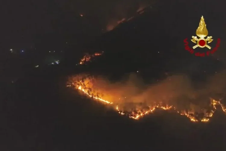 Más de 3.000 personas evacuadas por el incendio de un monte cerca de la Toscana italiana