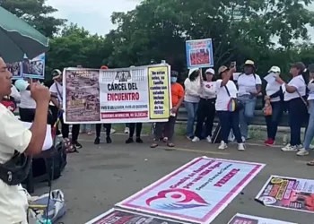 Militares impiden a familias protestar fuera de la cárcel de máxima seguridad de Ecuador