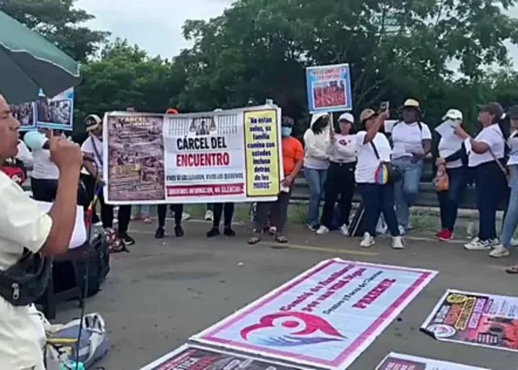Militares impiden a familias protestar fuera de la cárcel de máxima seguridad de Ecuador
