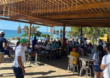 Empresario acusa desalojo irregular y hostigamiento contra negocio en playa de Pedernales