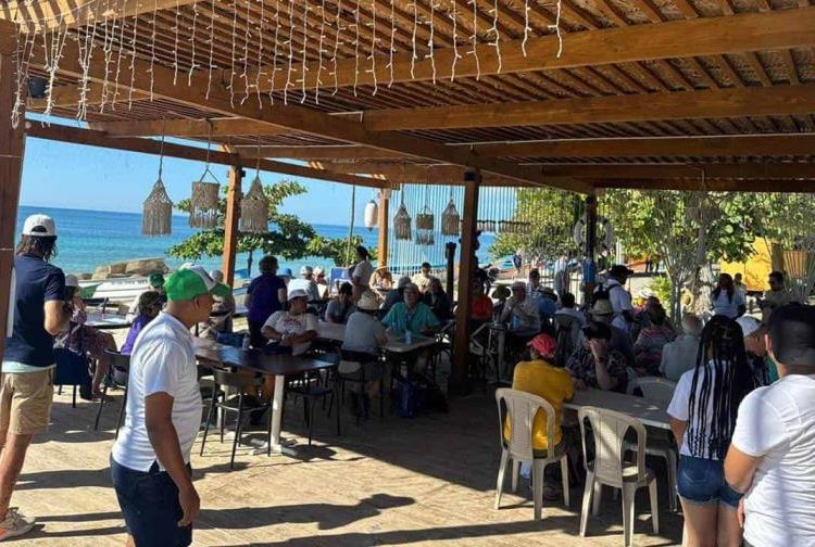 Empresario acusa desalojo irregular y hostigamiento contra negocio en playa de Pedernales