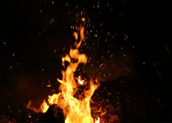 Mujer muere tras ser incendiada presuntamente por su pareja en El Seibo
