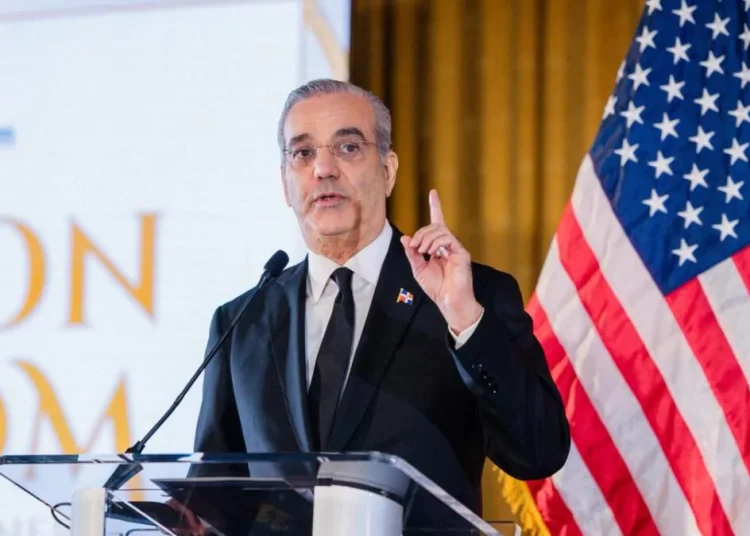 Abinader advierte sobre riesgos para la democracia al ceder libertades por comodidad