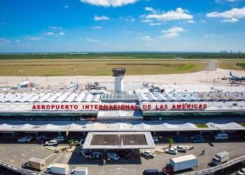 Pasajeros denuncian retrasos y fallas en inspección de equipajes en el AILA
