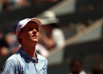 Sinner cae en Roland Garros físicamente tocado ante el argentino Juan Manuel Cerúndolo