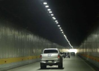 Denuncian motoristas realizando piruetas en la salida del túnel de Las Américas; ciudadanos temen tragedia