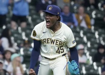 Uribe se disculpa tras polémicos gestos; Ohtani abrirá ante Rockies pese a golpe en la mano