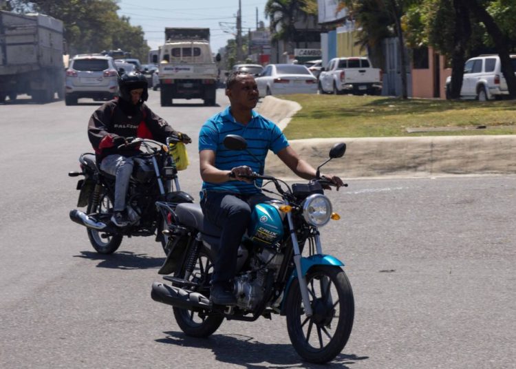 Motorista lanza piedra contra una guagua durante discusión en la 27 de Febrero