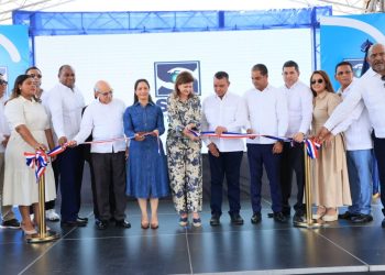 Gobierno entrega obras de salud en Valverde