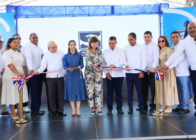 Gobierno entrega obras de salud en Valverde