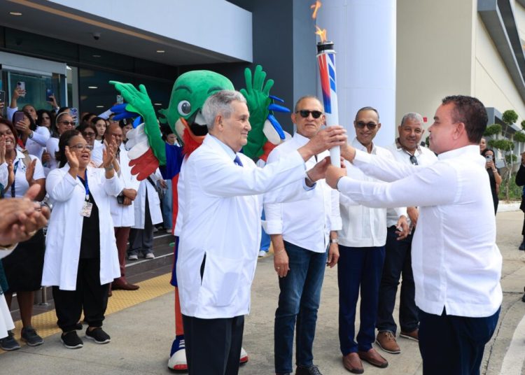 SNS recibe antorcha de Juegos Centroamericanos y del Caribe Santo Domingo 2026