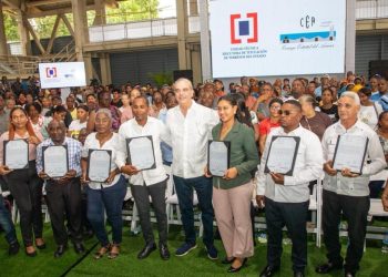 Abinader entrega 1,099 títulos de propiedad en Villa Linda, Palmarejo y Pantoja