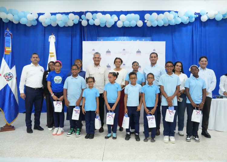 INABIE mejora salud visual de 81 estudiantes de Samaná con entrega de lentes correctivos