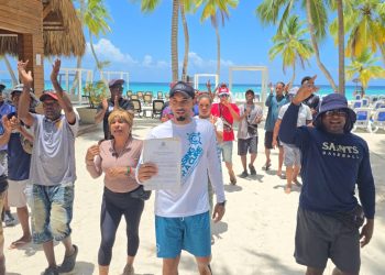 Incertidumbre y angustia en Isla Saona: mujer denuncia intento de desalojo tras más de 40 años trabajando en Playa Cacón