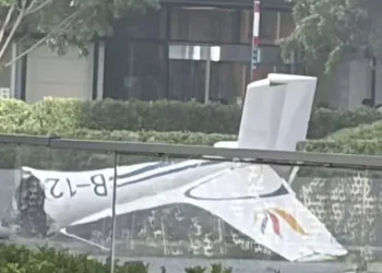 Una avioneta se estrella contra el rascacielos más alto de Pekín