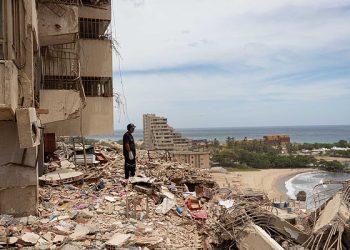 Rescatan con vida a joven que permanecía atrapado bajo los escombros tras terremotos en Venezuela