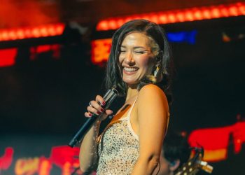 Ella es Nella la cantante venezolana que abrió el concierto de Kany García en RD