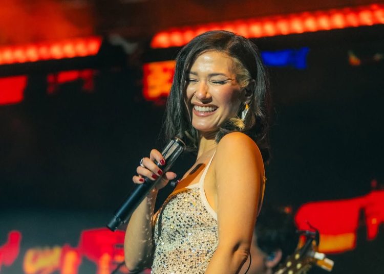 Ella es Nella la cantante venezolana que abrió el concierto de Kany García en RD