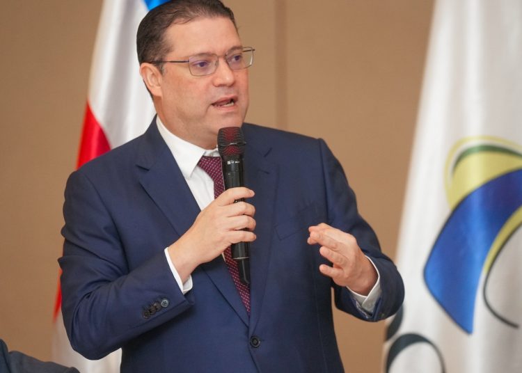 Ministro Yayo viajará a Alemania a captar inversiones para la industria de los semiconductores en RD