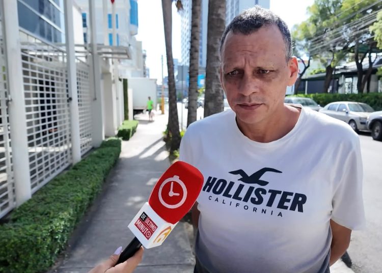 Entre lágrimas, colombiano desplazado agradece acogida de RD durante jornada electoral