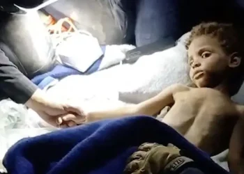 El milagroso rescate de un niño de 3 años seis días después de los terremotos en Venezuela