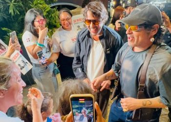 Entre canciones y abrazos de sus fans llegan a RD Servando y Florentino