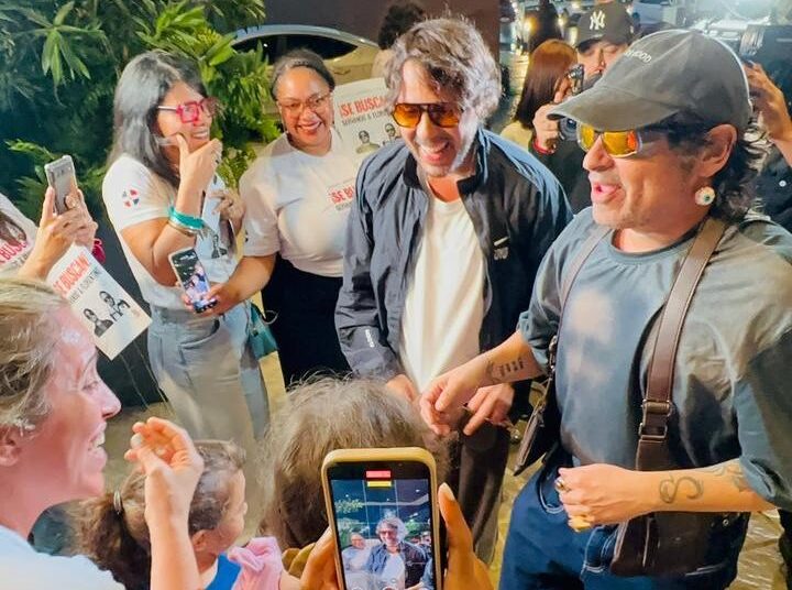 Entre canciones y abrazos de sus fans llegan a RD Servando y Florentino