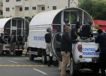 Prisión preventiva para dos empleados de Migración acusados de traficar haitianos