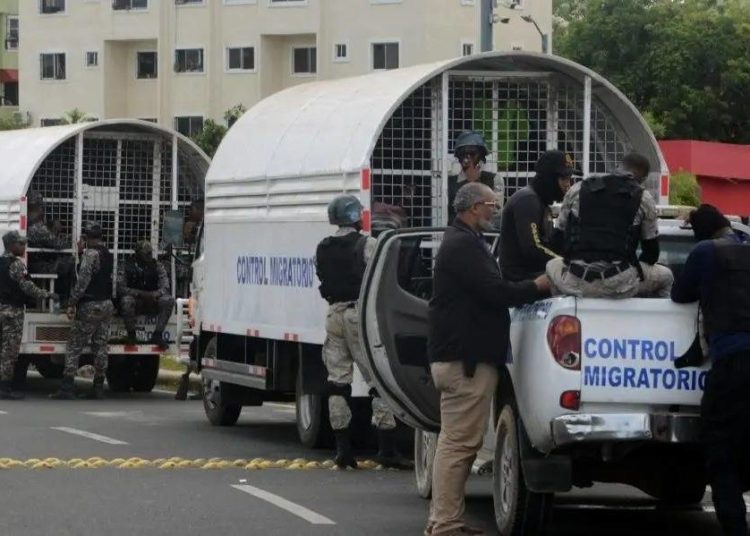 Prisión preventiva para dos empleados de Migración acusados de traficar haitianos