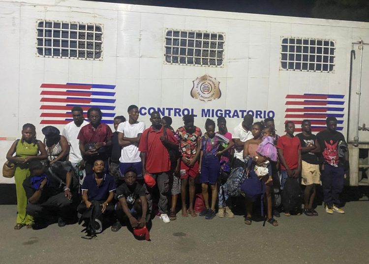 Detienen empleados de Migración por tráfico de haitianos indocumentados