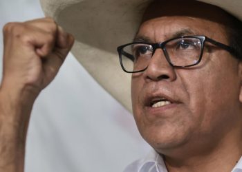 Sánchez sigue al frente del escrutinio en Perú, a la espera de los votos del extranjero