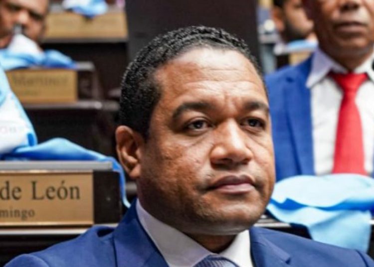 Diputado de Pedernales renuncia a la Fuerza del Pueblo durante sesión de la Cámara de Diputados