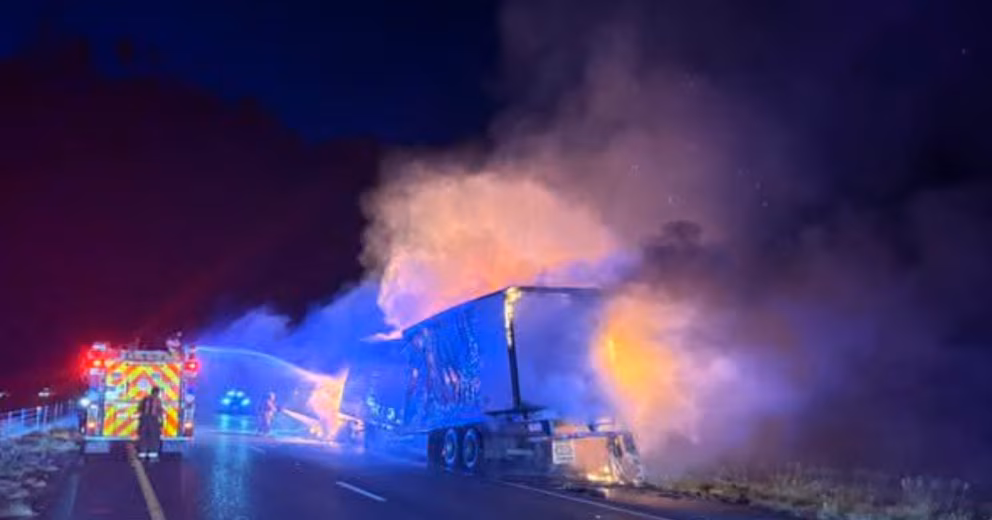Rescatan a 39 migrantes de un tráiler que evadió un control en Texas y terminó en llamas tras una persecución