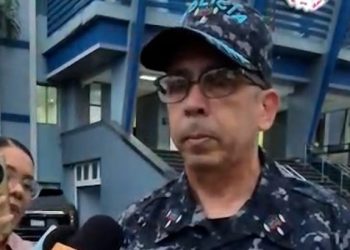 Interrogan a joven hallada con vida en apartamento donde murieron madre e hijo en Piantini