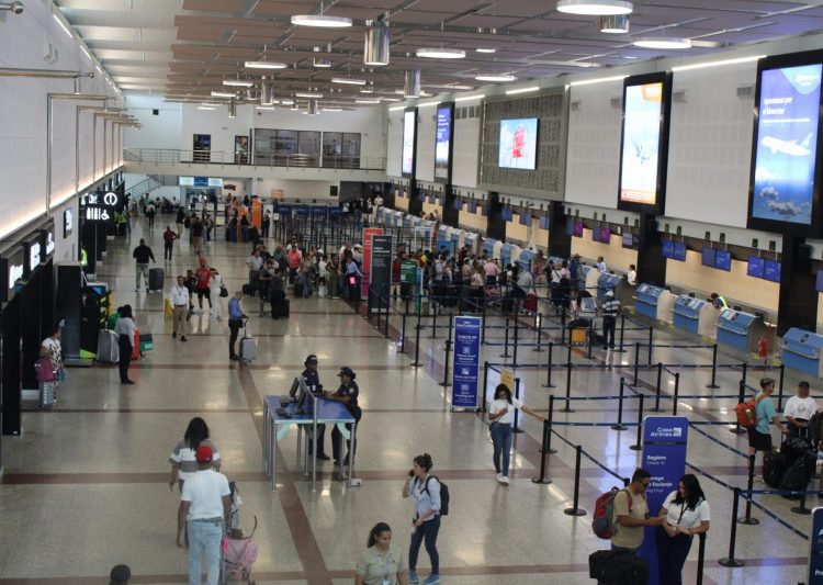 Venezolanos buscan rutas alternas para regresar a su país