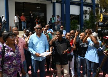 Comunitarios de Hato Nuevo protestan frente a alcaldía de SDO por basura y deterioro de calles