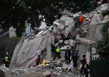 Futuros médicos participan en rescate de sobreviviente en Caraballeda