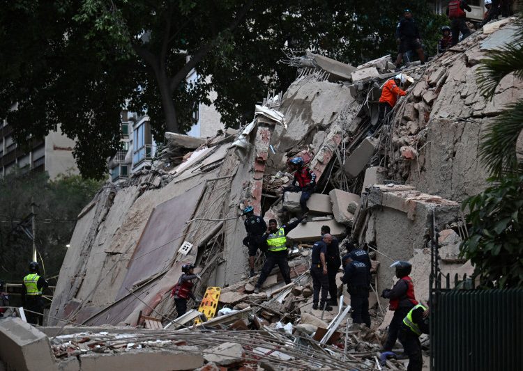 Futuros médicos participan en rescate de sobreviviente en Caraballeda