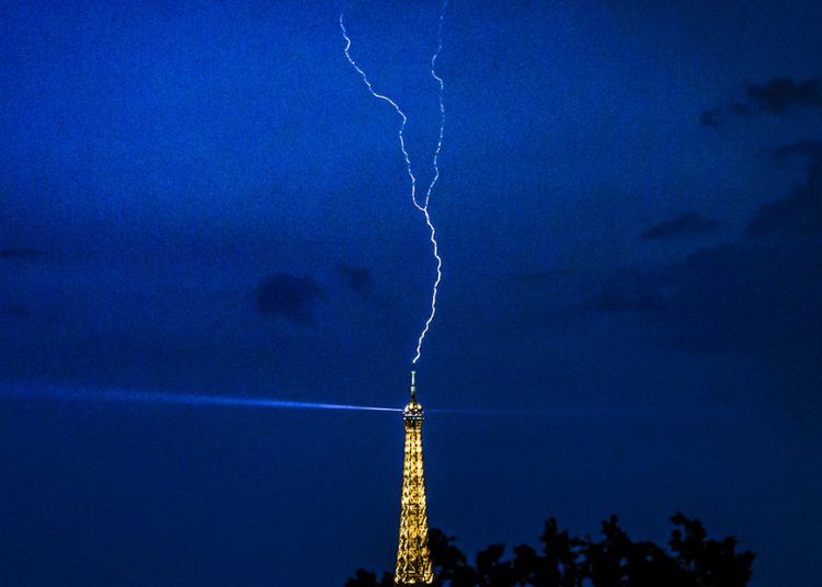 Rayos impactan la Torre Eiffel