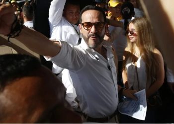 Ordenan al candidato colombiano Abelardo de la Espriella disculparse con una periodista por un acto sexista