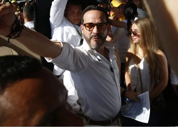 Ordenan al candidato colombiano Abelardo de la Espriella disculparse con una periodista por un acto sexista