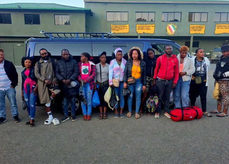 Ejército intercepta cuatro vehículos con 29 haitianos indocumentados en Constanza