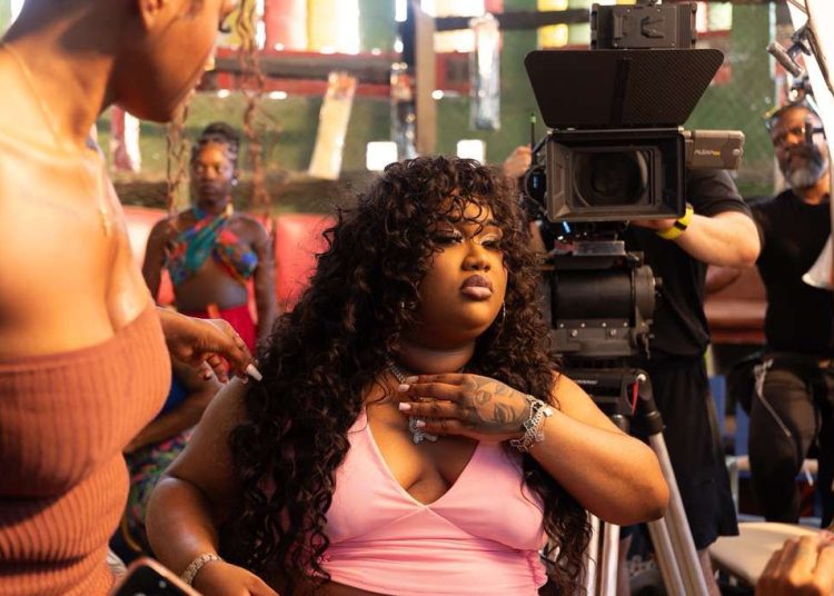 Rapera dominico estadounidense La Biggie se posiciona No. 1 en Monitor Latino con “Teteo”