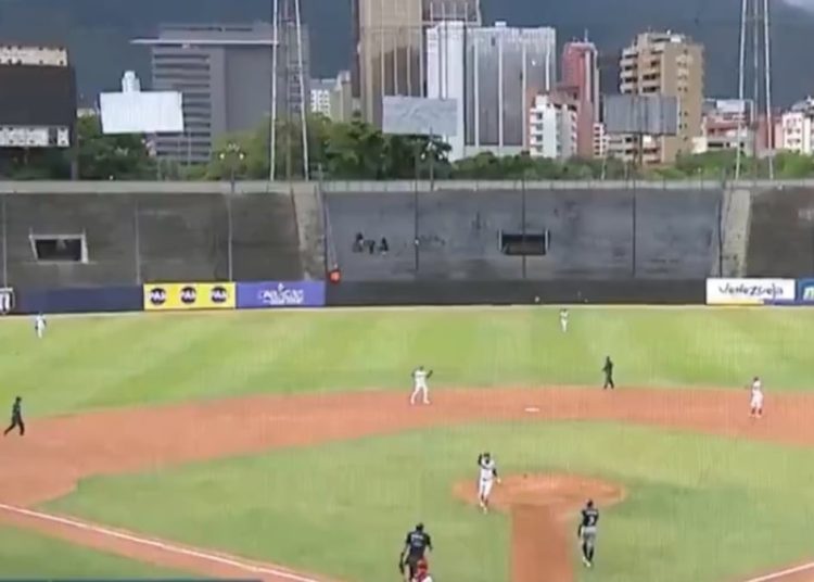 Terremoto en Venezuela interrumpe partido de béisbol en Caracas