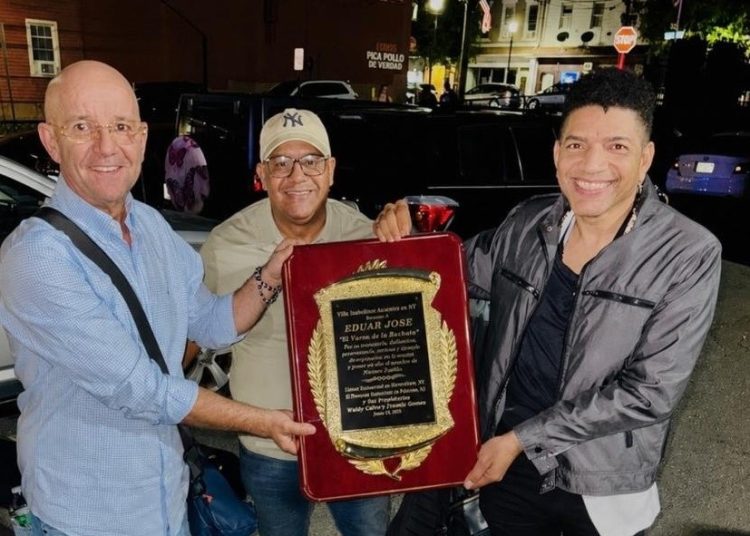 El Varón de la Bachata recibe reconocimiento en el marco de su gira