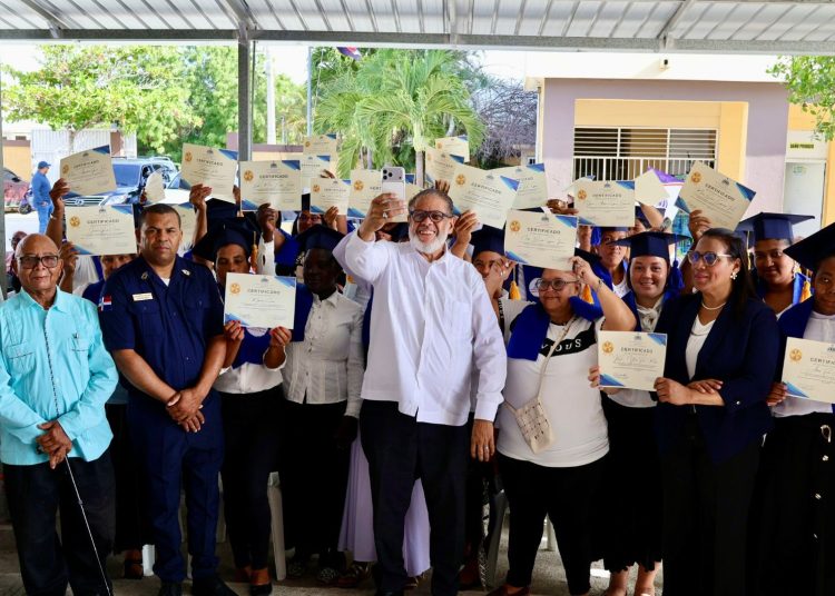 Decenas de mujeres se gradúan en curso de emprendimiento en Barahona