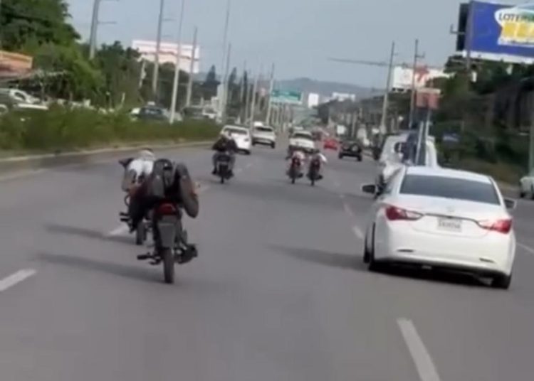 Carreras clandestinas desafían a las autoridades y vuelven a sembrar peligro en la autopista Duarte de Santiago