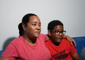 Madre solicita ayuda para costear implante coclear que permitiría a su hijo de 14 años volver a escuchar