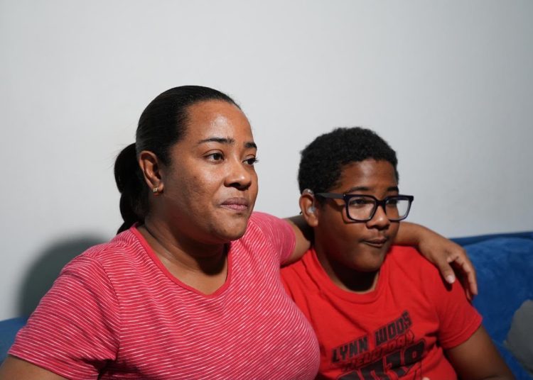 Madre solicita ayuda para costear implante coclear que permitiría a su hijo de 14 años volver a escuchar