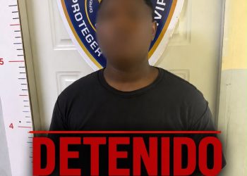 Policía apresa adolescente mediante orden de arresto por despojo a mano armada captado en cámara